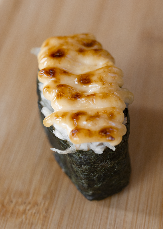 картинка Запеченные суши с мясом краба суши-маркета "Каэру"