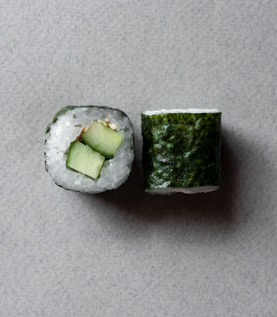 картинка Мини ролл с огурцом и кунжутом суши-маркета "Каэру"