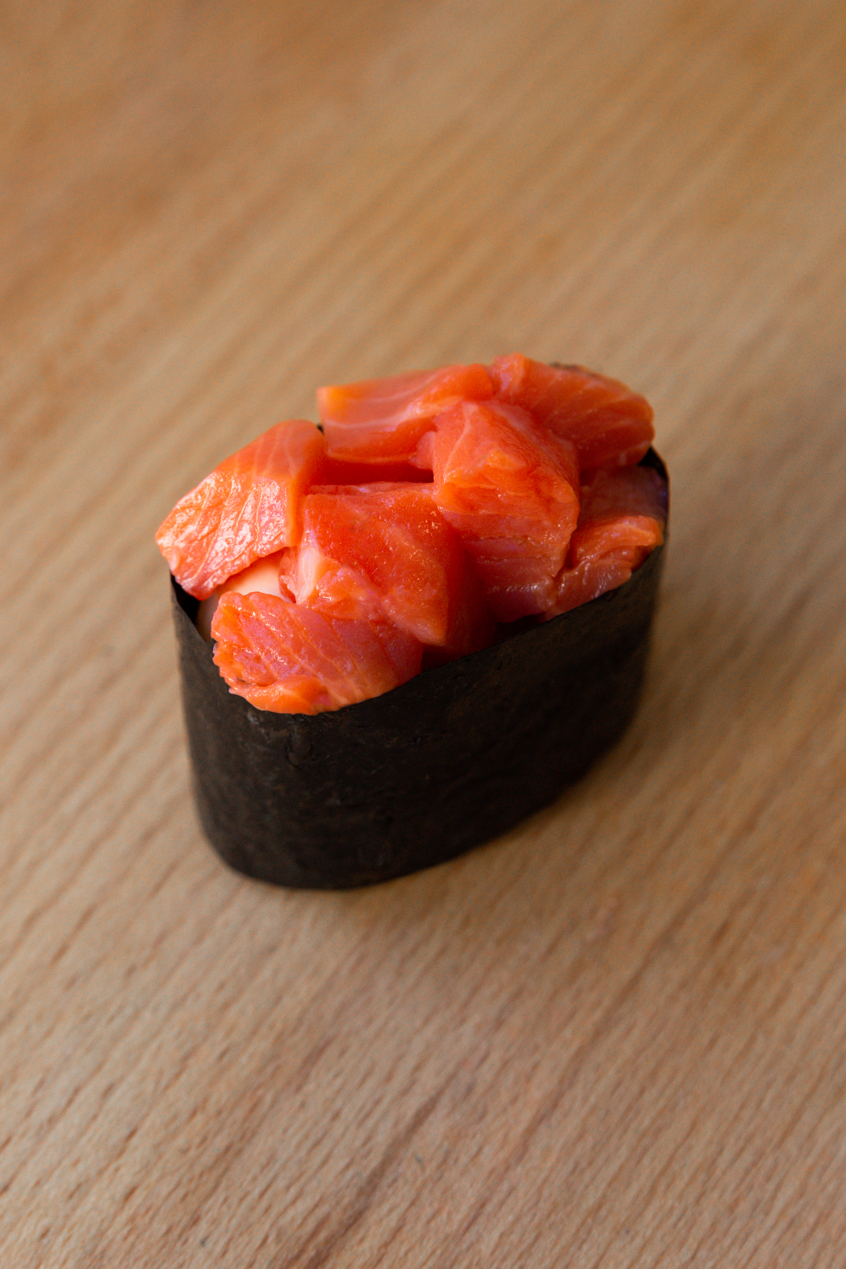 картинка Суши с копченым лососем и сливочным сыром суши-маркета "Каэру"
