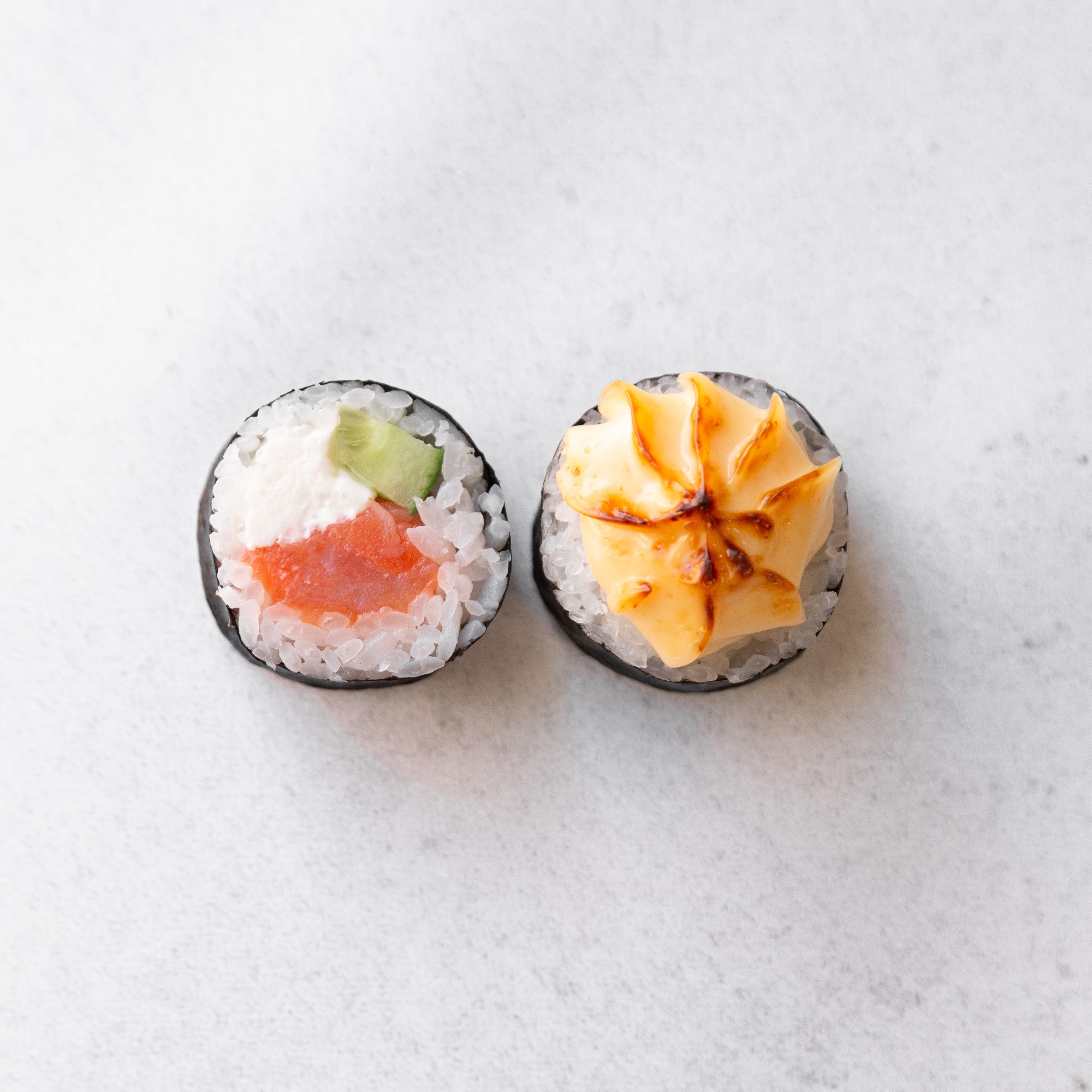 картинка Запеченный ролл с копчёным лососем суши-маркета "Каэру"