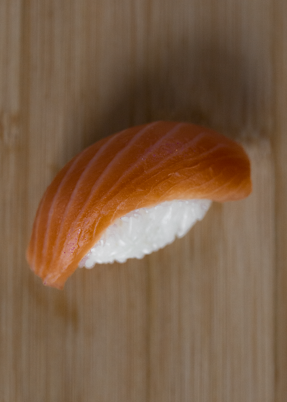 картинка Суши с копченым лососем суши-маркета "Каэру"