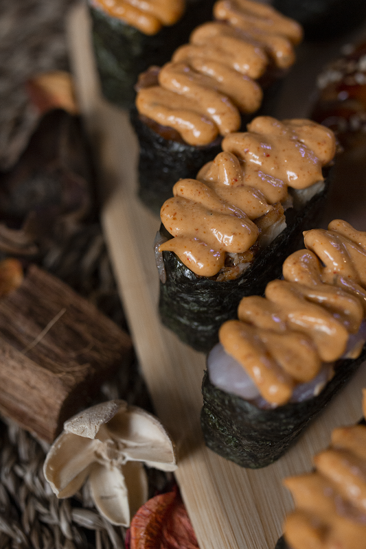 картинка Острые суши с копченым лососем суши-маркета "Каэру"