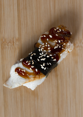 картинка Суши с угрем суши-маркета "Каэру"