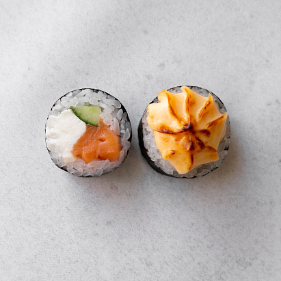 картинка Запеченный ролл с лососем суши-маркета "Каэру"