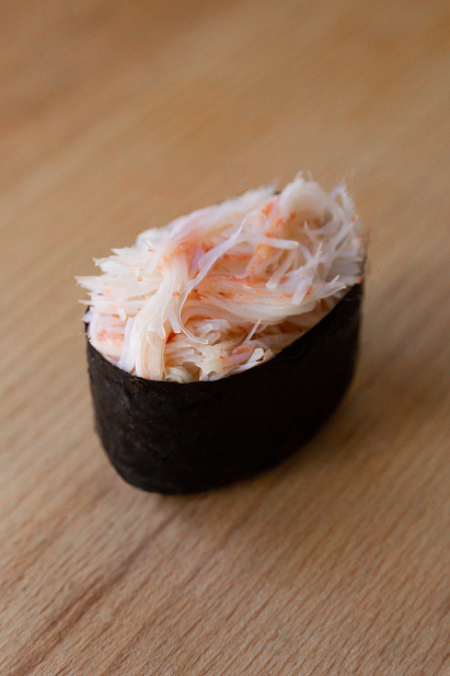 картинка Суши с мясом краба и сливочным сыром суши-маркета "Каэру"